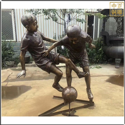 小孩踢足球人物銅雕塑 小孩踢足球人物銅雕塑